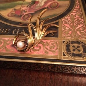 Goldtone Vintage Brooch w Pearl